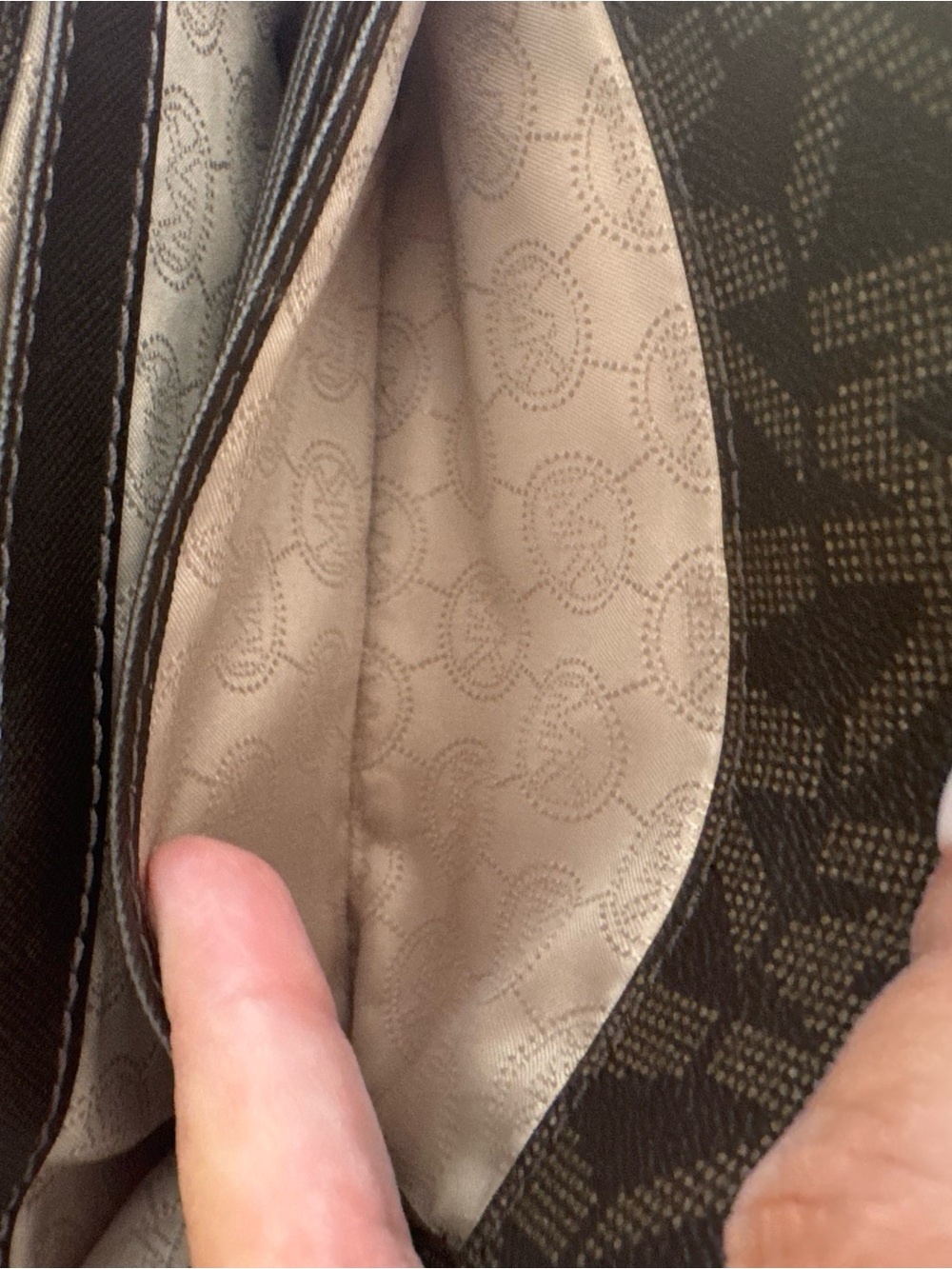 Michael Kors Fulton
Crossbody Bag Brown
Monogram Adjustable Strap
Flap Classic - Picture 8 of 15